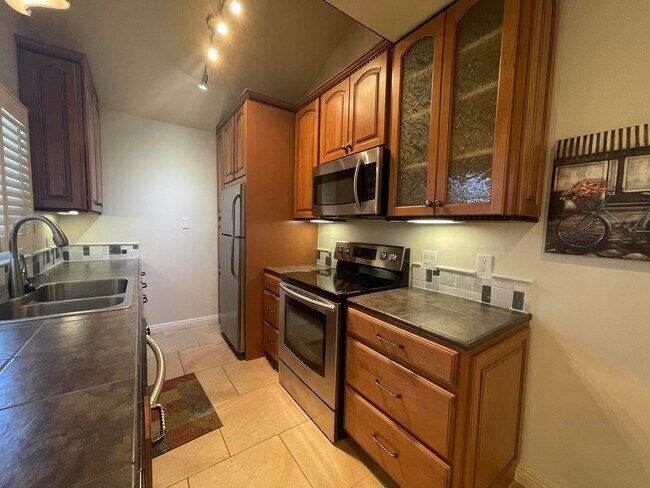 Building Photo - AVAILABLE NOW! LOVELY 1 Bed 2 Bath Condo i...
