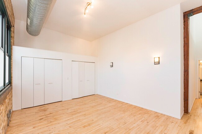Building Photo - 932 W Wrightwood Ave