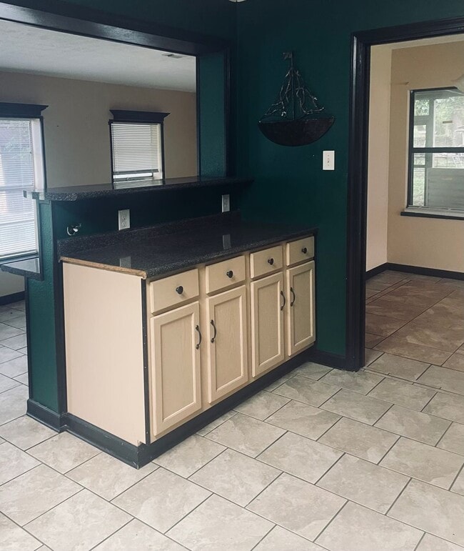 Building Photo - 3 Bedroom/1 Bath - Move/In Ready