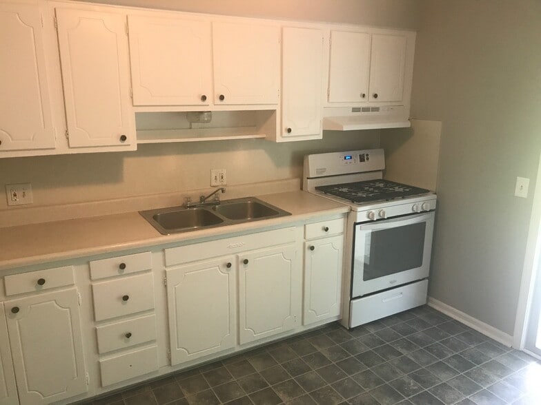 Primary Photo - Burton Square Apartments