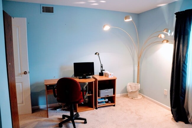 Building Photo - Fully Furnished 3-Bedroom Condo in Middletown – 50% OFF Your 2nd Month's Rent!  Available July 1 ...