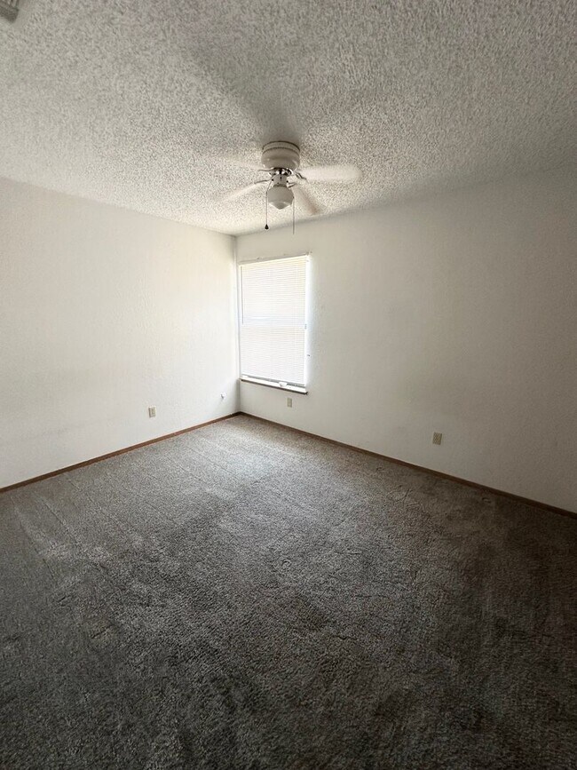 Building Photo - 3 Bed 2 Bath Ready to Rent ASAP!