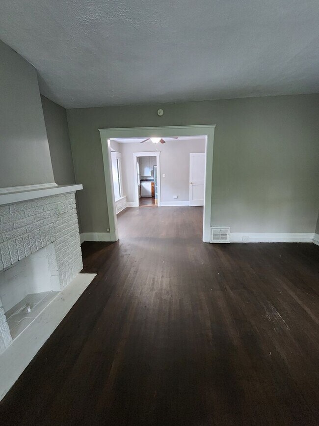 Building Photo - Spacious 2 Bedroom Available