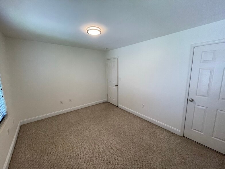 Building Photo - 406 Leverington Ave