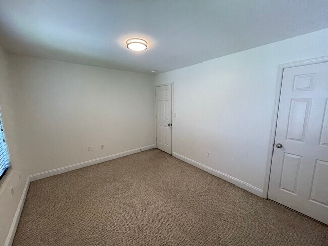Building Photo - 406 Leverington Ave