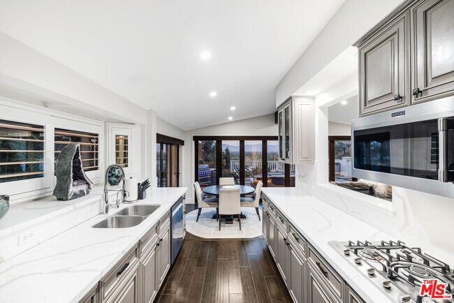 Building Photo - 16725 Oak View Dr