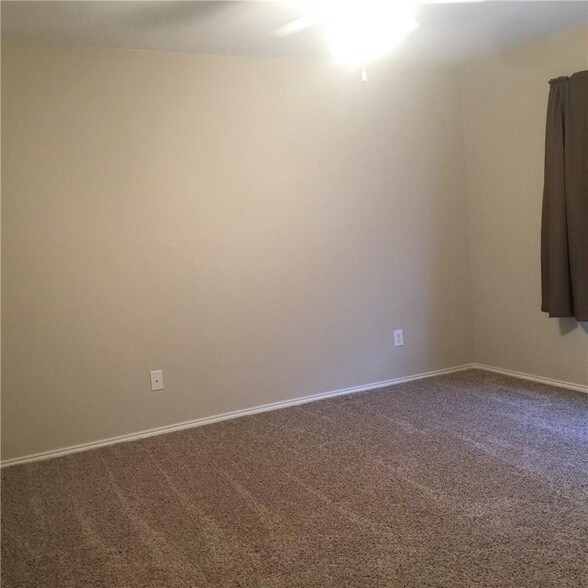 Building Photo - 9205 Lenox Dr