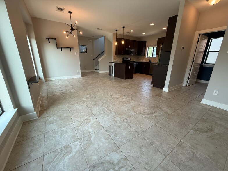 Building Photo - 1500 Lorraine Loop