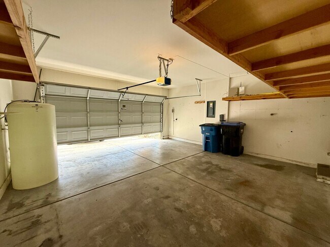 Building Photo - COMING SOON 5/BD 3/BA Home W/ Expansive Yard, Solar Panels, and No Rear Neighbors!