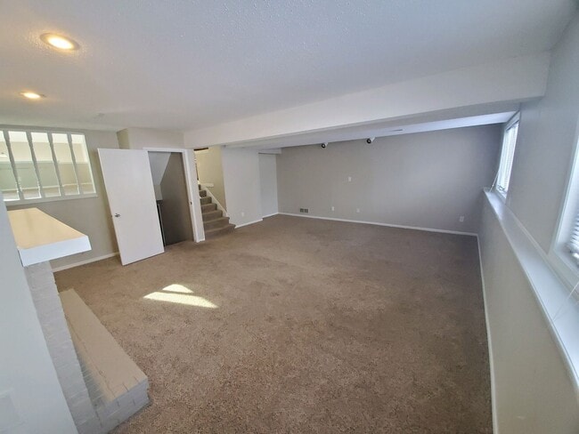 Building Photo - Pet friendly split-level 3 bedroom, 1 bathroom bi-attached home!