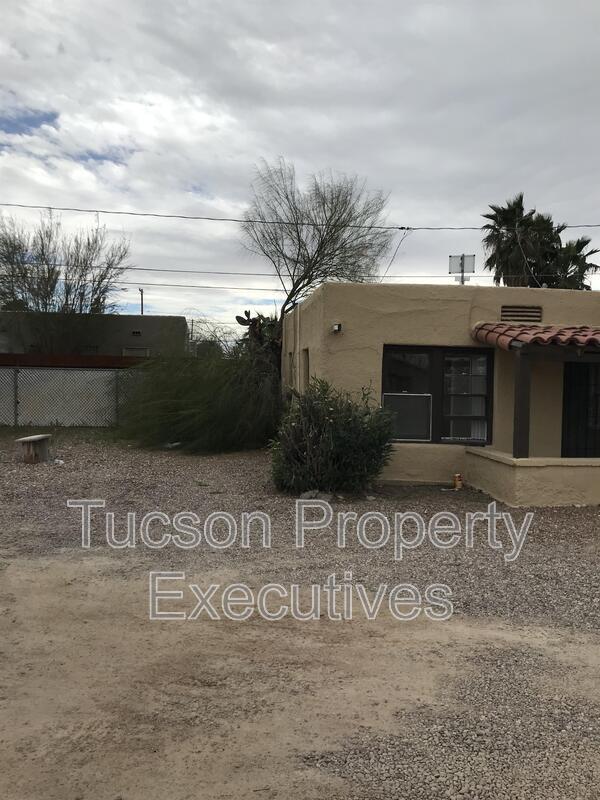 Building Photo - 2632 N Stone Ave