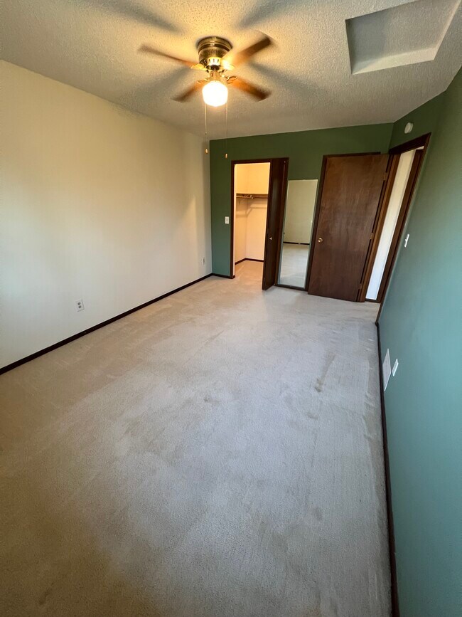 Building Photo - 5 Golden Oak Dr