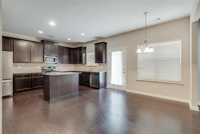 Building Photo - 933 Whitfield Oak Way NE