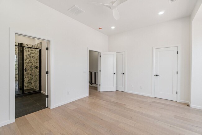 Building Photo - Minimalist Magic: 2-Bed Apartment Over Sel...