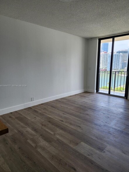Building Photo - 520 Brickell Key Dr