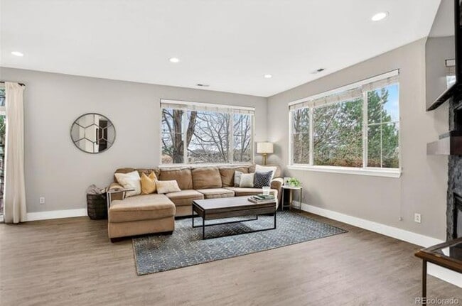 Building Photo - Renovated 2-bed 2.5 bath bright and open townhome located in the heart of Lone Tree!