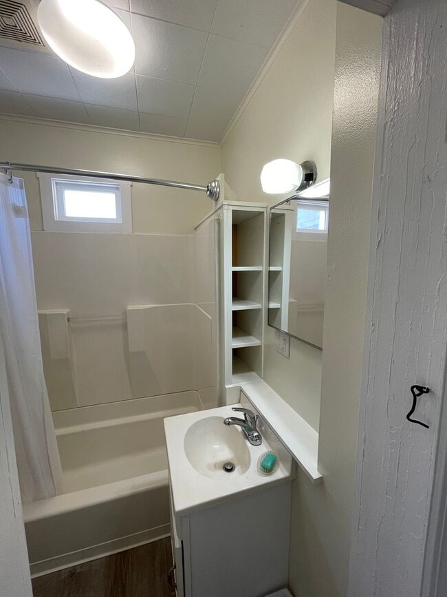 Building Photo - Hard to find 1 bdrm 1 bath house in the he...