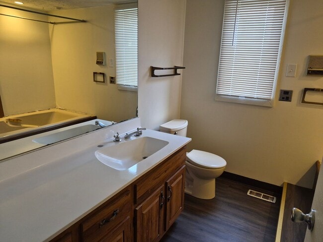 Building Photo - 5836 Ryewyck Dr