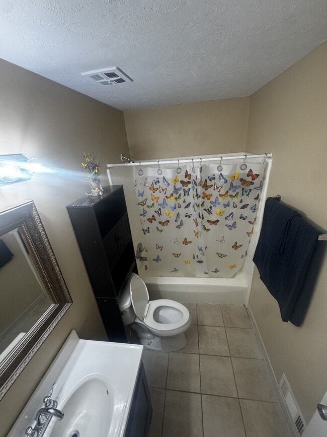 Building Photo - 127 Eaglewood Way