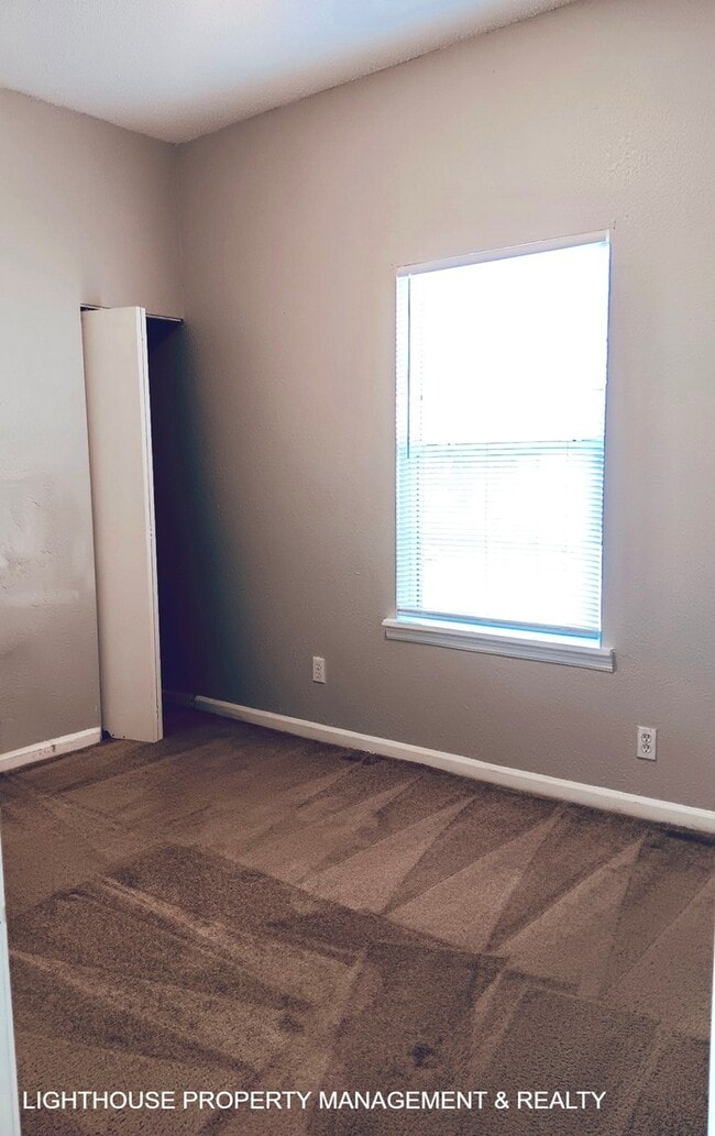 Building Photo - Spacious 3-Bed, 2-Bath with Covered Front Porch