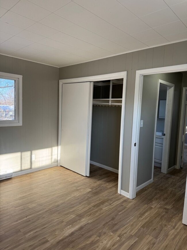 Building Photo - 4br 2bth large sun room and big fenced in backyard