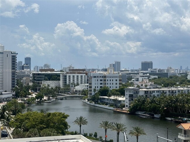 Building Photo - 2655 Collins Ave