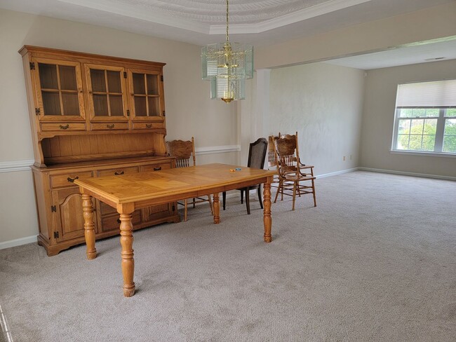 Building Photo - Spacious 4 Bedroom in Stonegate