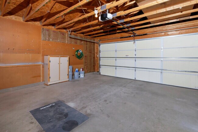 Building Photo - Bright, shiny, and updated compact home ne...