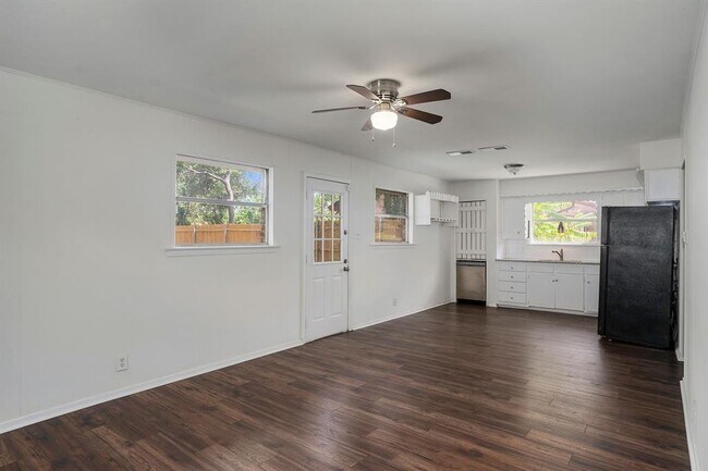 Building Photo - 405 Steeple Ridge Rd