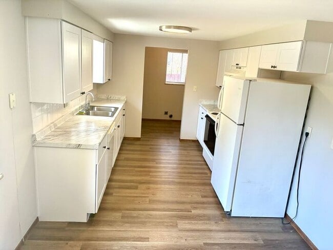 Building Photo - 3 Bedroom, 1 Bath Home with 1 car attached...