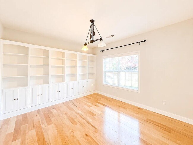 Building Photo - 10 Lynell Pl