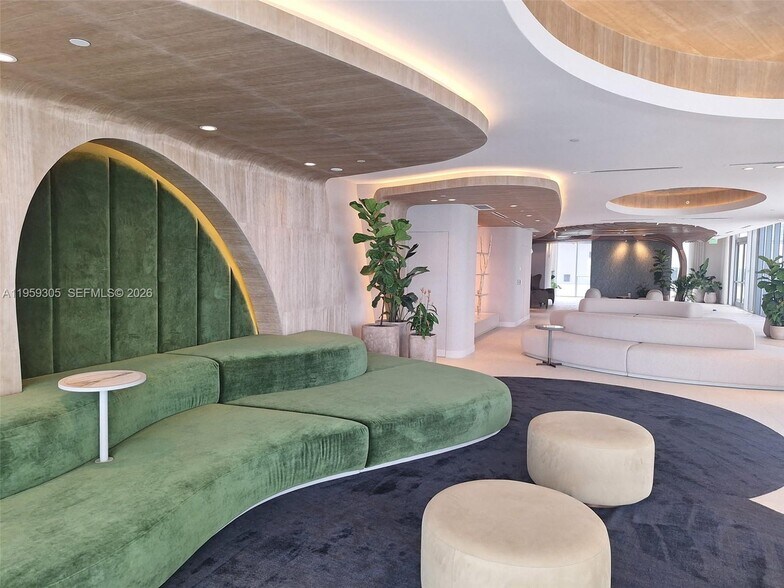 Building Photo - 700 NE 24th St