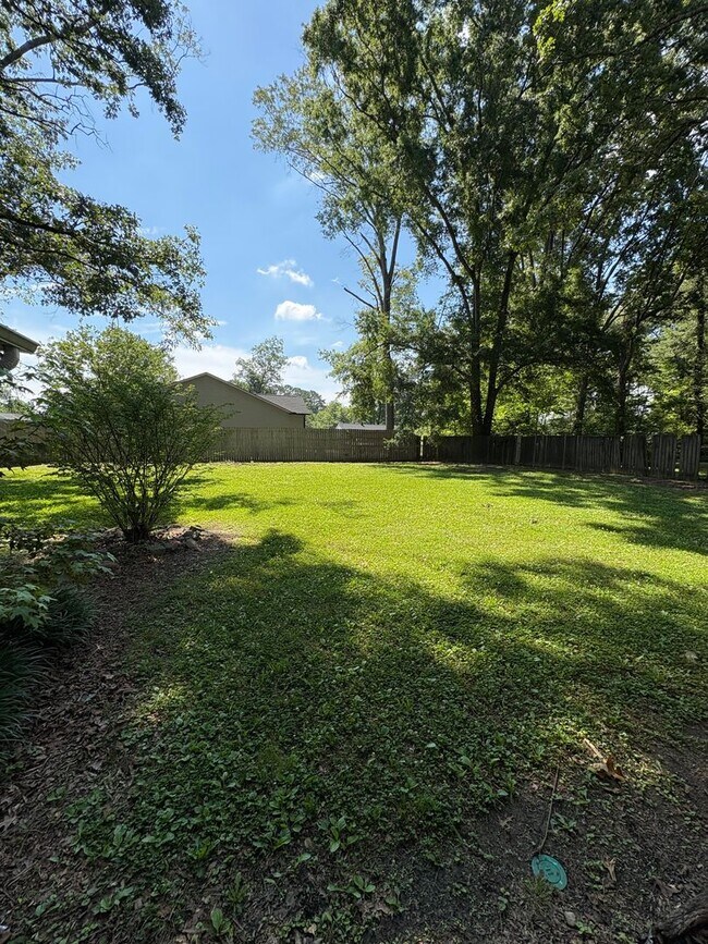 Building Photo - 4 Bedroom 2 Bath House