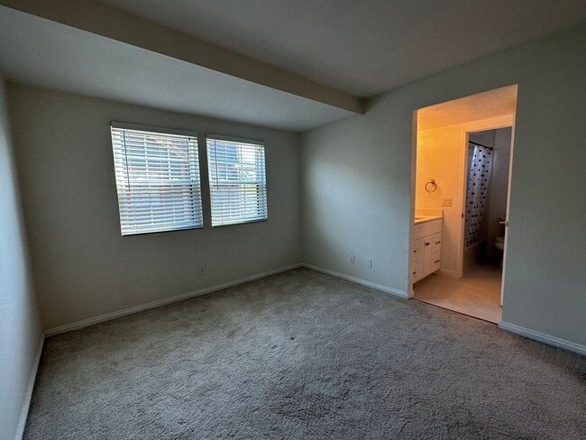 Building Photo - Townhouse in the heart of Pasadena