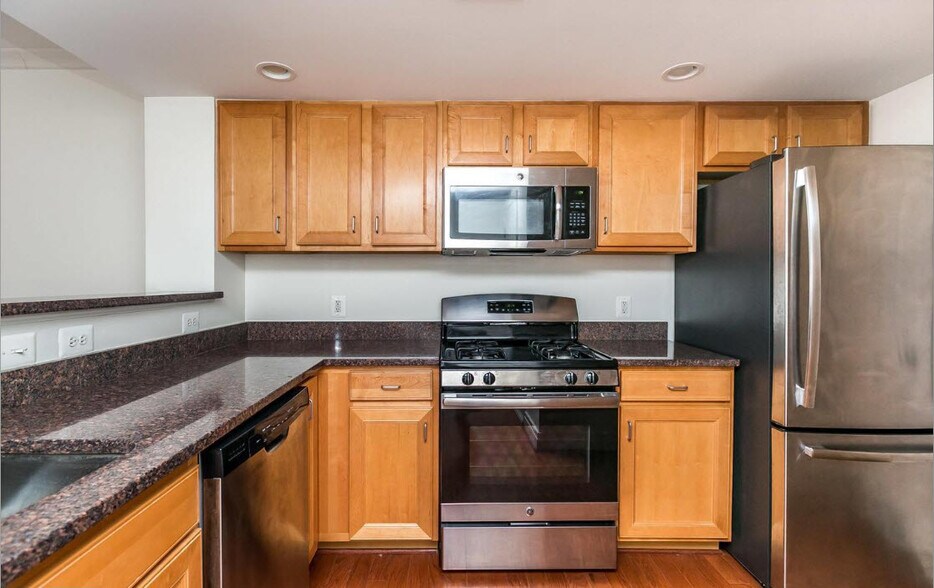 Kitchen w/ Granite Countertops - 414 Water St