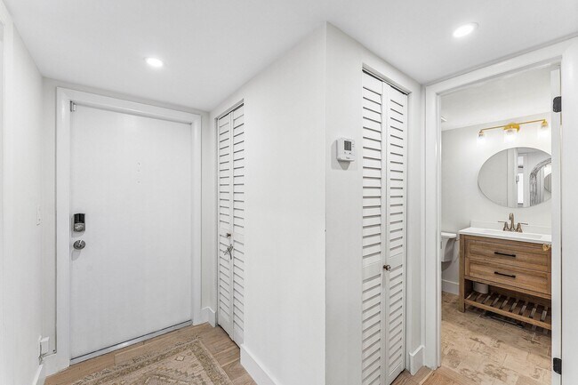 Building Photo - 207 Tropic Isle Dr