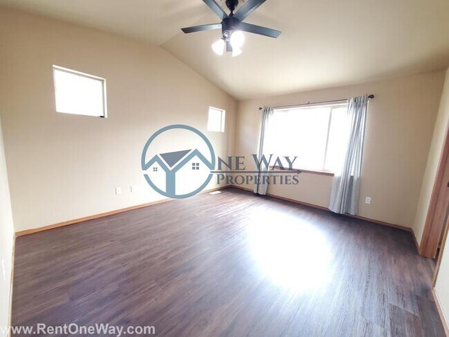 Building Photo - Amazing 3 Bed + 2 bonus rooms in Puyallup!