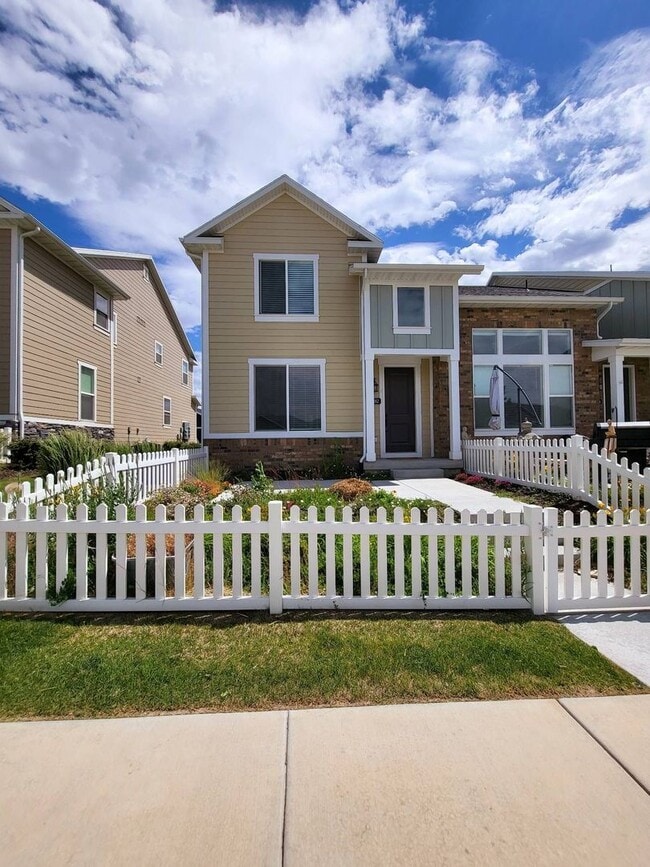 Building Photo - Pet Friendly Gorgeous Row End Townhome w 2...