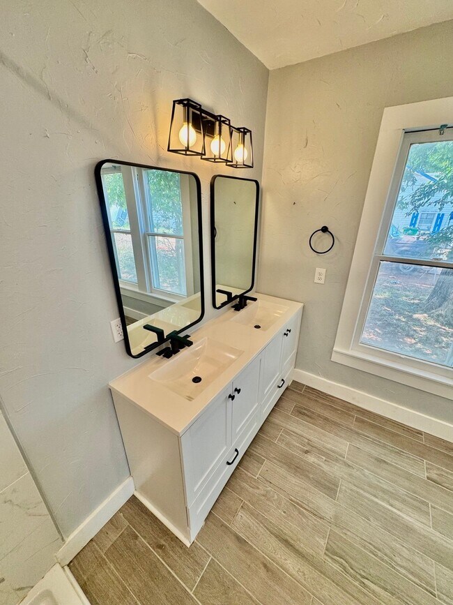 Building Photo - 408 W Luce St