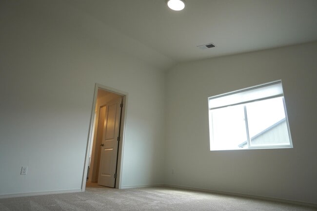 Building Photo - 1402 Hayhook St