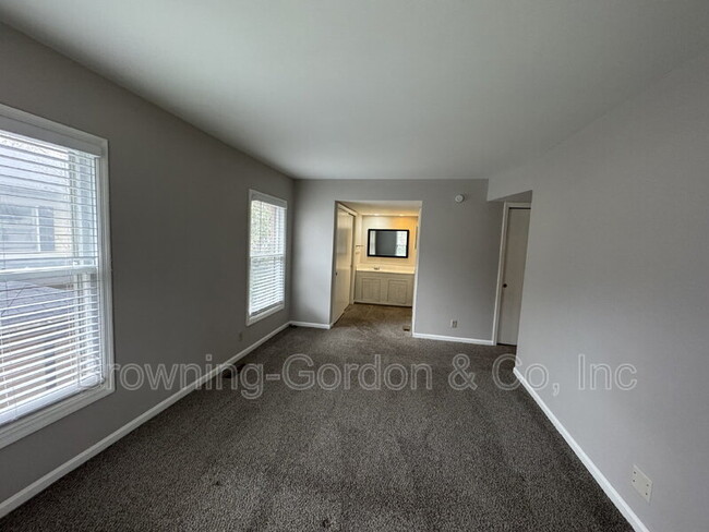 Building Photo - 5025 Hillsboro Dr