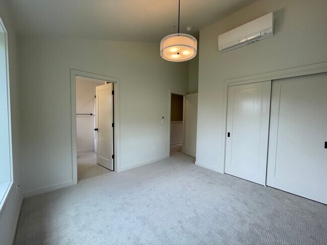 Building Photo - Sellwood-Moreland 2 Bedroom 2.5 Bath BRAND NEW Condo Convienent to OHSU~ Includes A/C and Washer ...