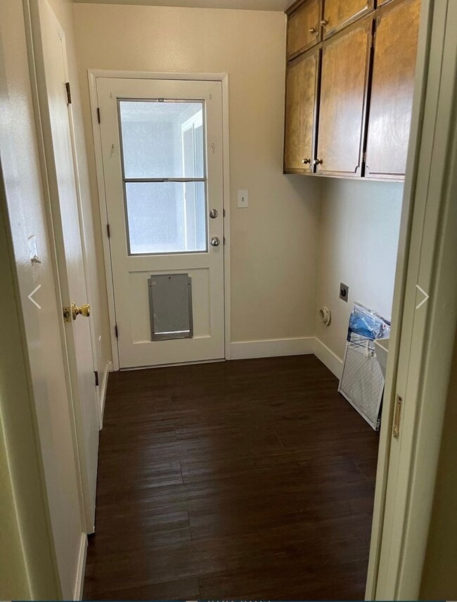 Building Photo - 3 Bedroom / 1.5 Bathroom with pool for ren...