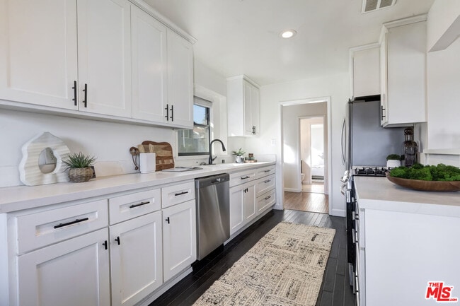 Building Photo - 9125 David Ave