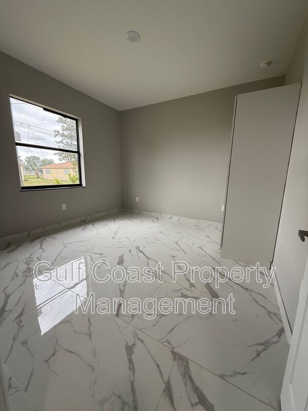 Building Photo - 1726 NE 13th St