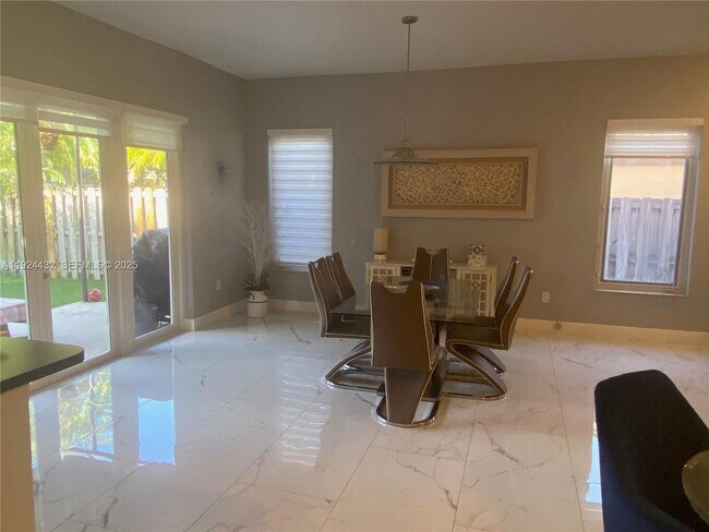 Building Photo - 14046 S Cypress Cove Cir