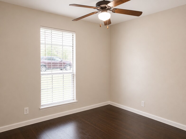 Building Photo - 126 Hollyhill Ln