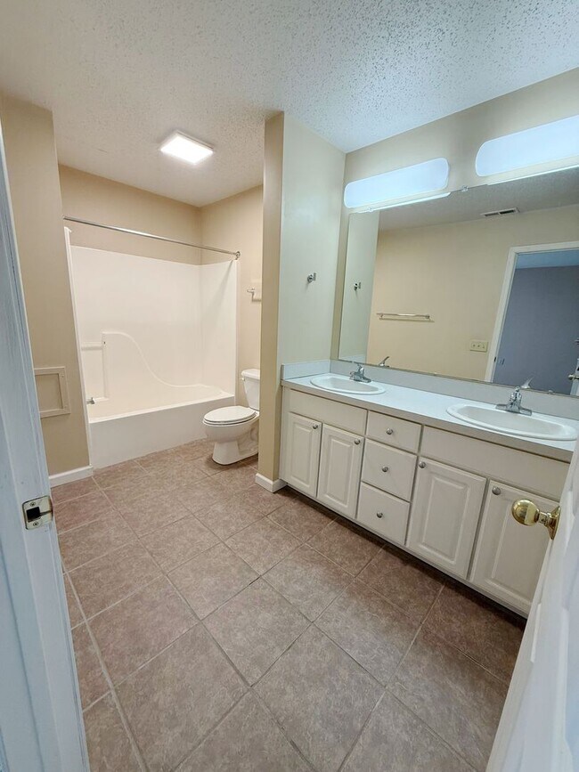 Building Photo - Contemporary Condo with River Views in Historic Marietta!