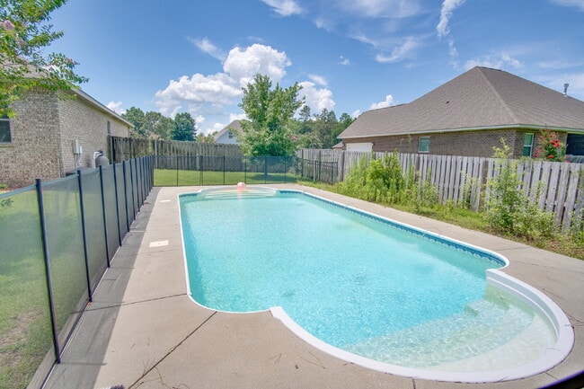 Primary Photo - $300 Off First Month’s Rent – Beautiful Po...
