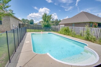 Building Photo - $300 Off First Month’s Rent – Beautiful Po...